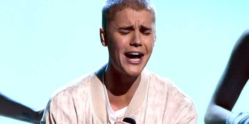Video: Justin Bieber sufre una nueva caída en el escenario Video: Justin Bieber sufre una nueva caída en el escenario
