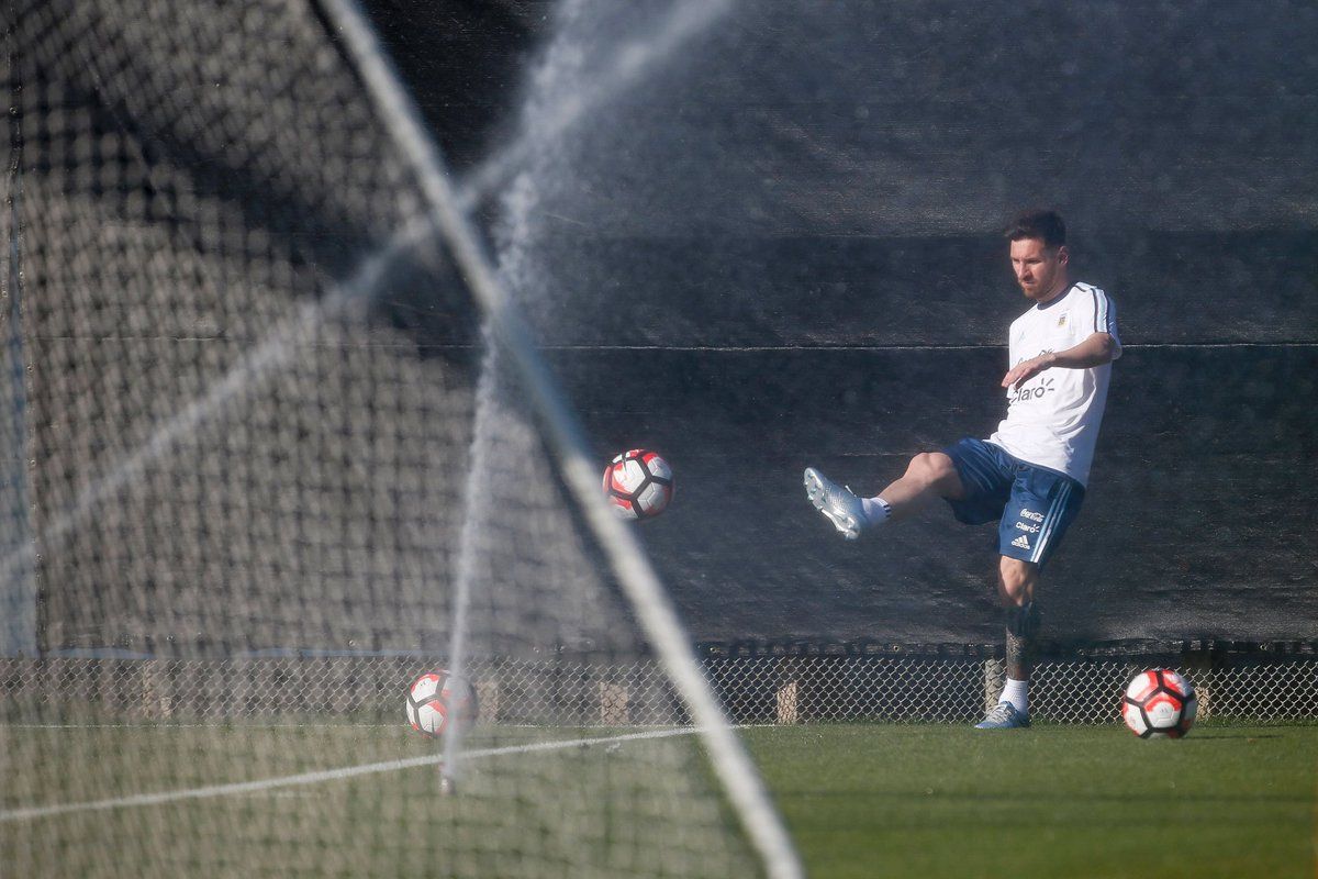 Lionel Messi entrena aparte y es duda para duelo ante Chile