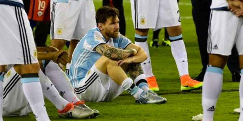 Argentinos piden a Messi no dejar la selección