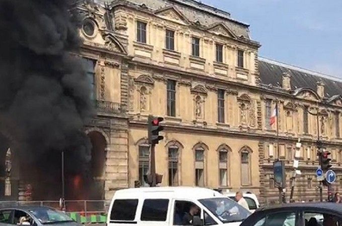 Incendio en la fachada del Louvre