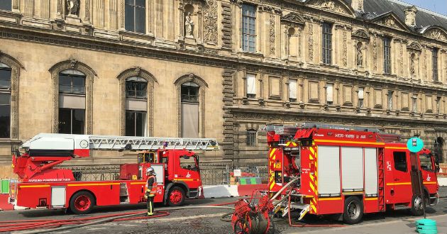 Incendio en la fachada del Louvre - louvre2