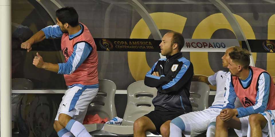 Video: Luis Suárez enfurece por no jugar en derrota de Uruguay