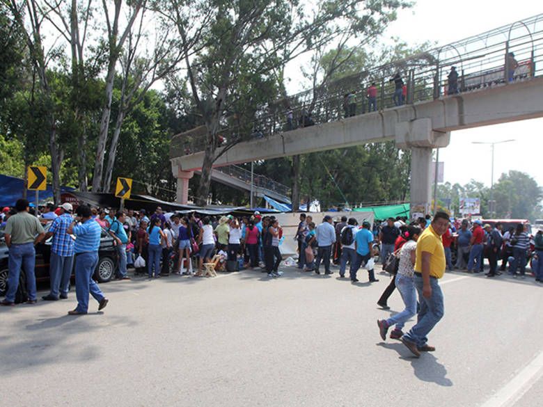 Maestros bloquean plazas comerciales en Oaxaca