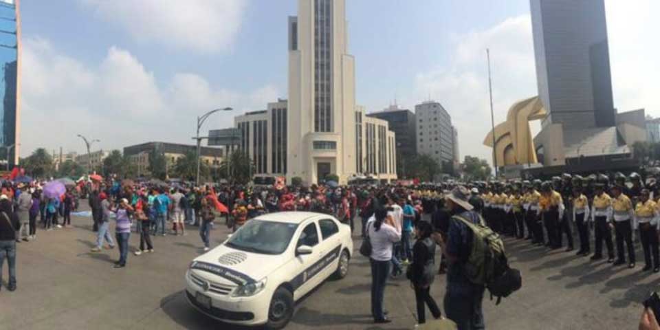 CNTE marcha hacia la Secretaría de Gobernación