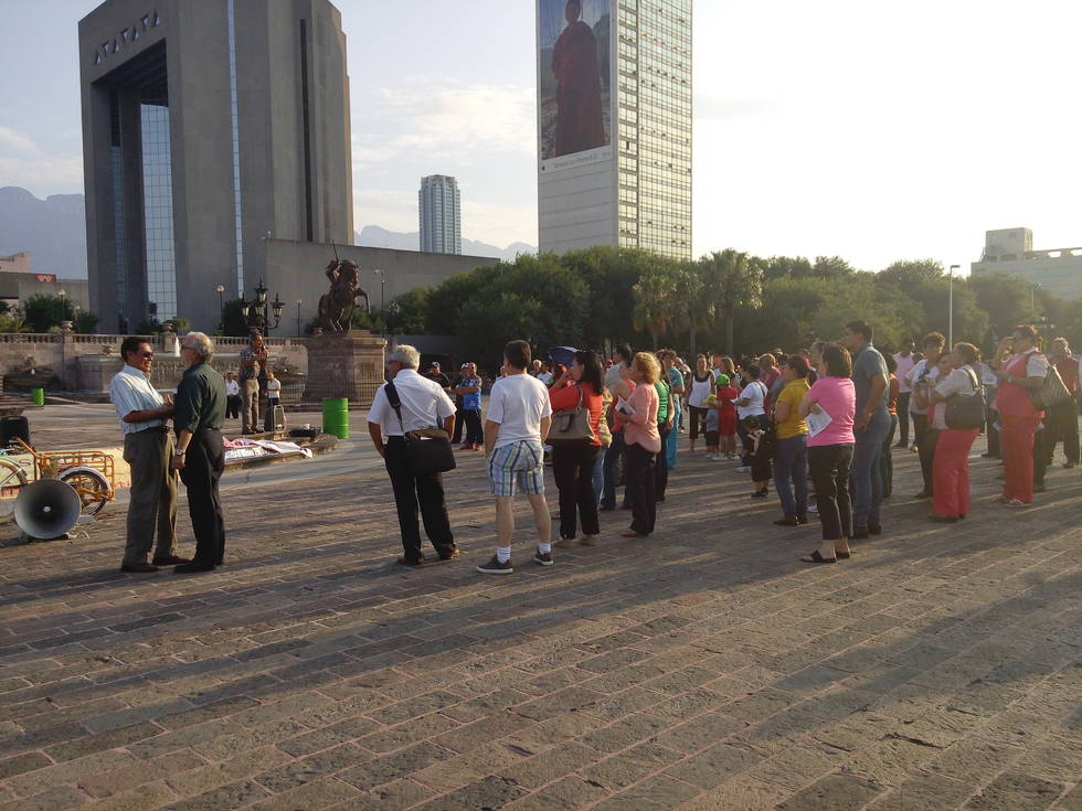 Maestros imparten clases en explanada del centro de Nuevo León