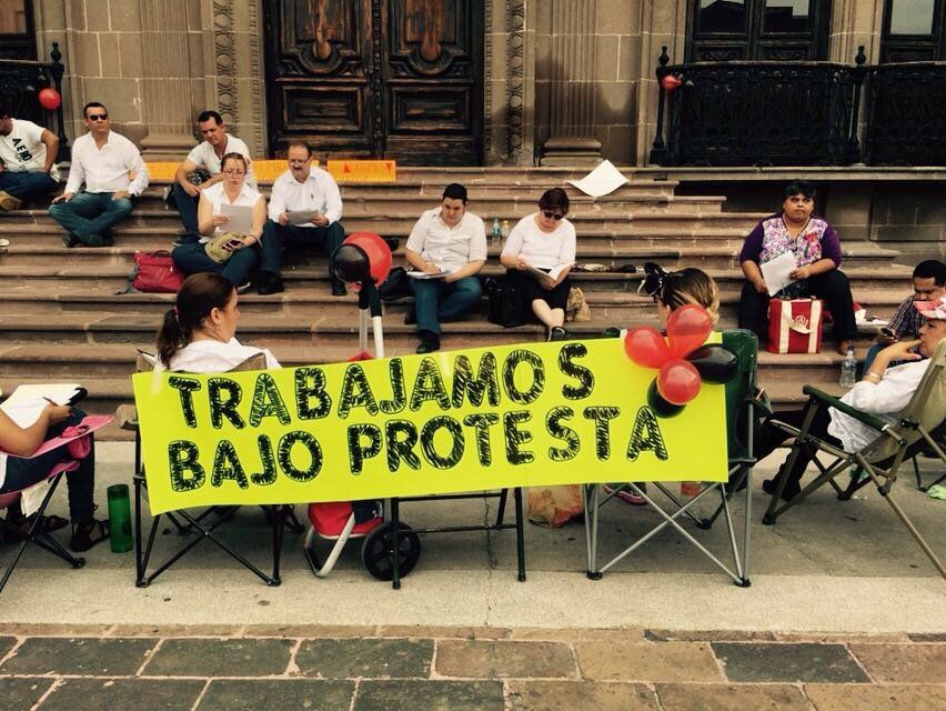 Maestros imparten clases en explanada del centro de Nuevo León - maestros-nl-3