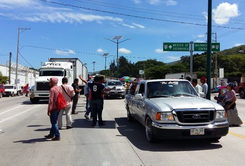 CETEG retiene camiones transportistas de alimentos en Chilpancingo - maestros-permiten-paso-carros-particulares_MILIMA20160629_0204_11
