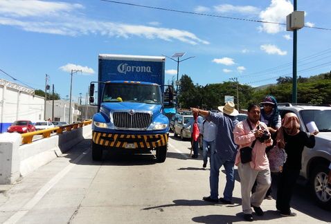 CETEG retiene camiones transportistas de alimentos en Chilpancingo