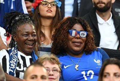 Video: cuestionan a Pogba por polémica celebración - mama-pogba