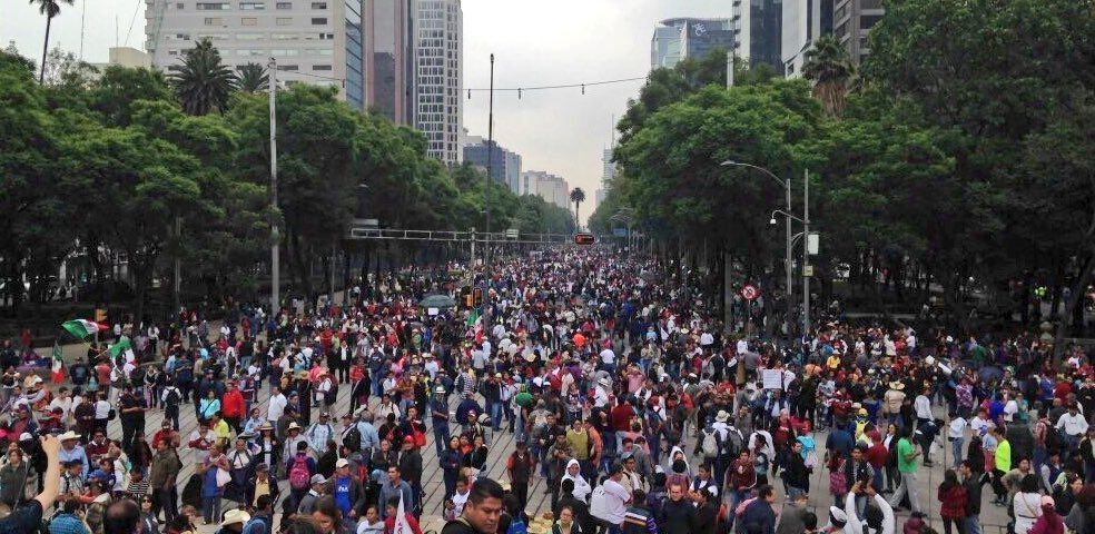 Manifestantes marchan del Ángel al Zócalo