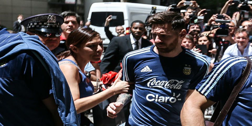 Mexicana brinca seguridad para buscar un autógrafo de Messi