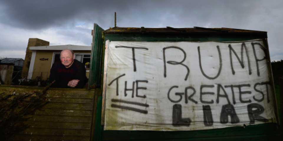 Escocés coloca bandera de México junto a campo de golf de Trump