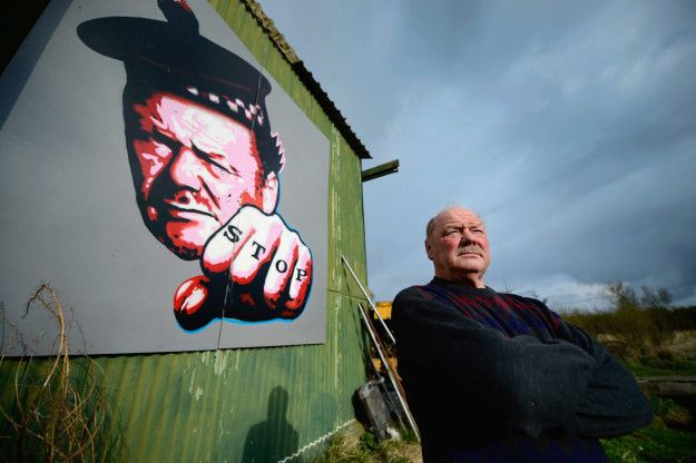 Escocés coloca bandera de México junto a campo de golf de Trump - michael-forbes