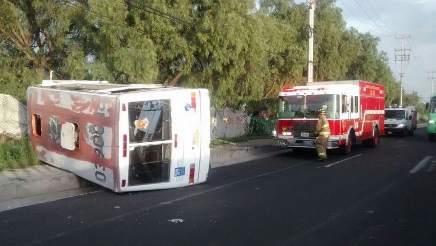 Microbús vuelca en la México-Puebla