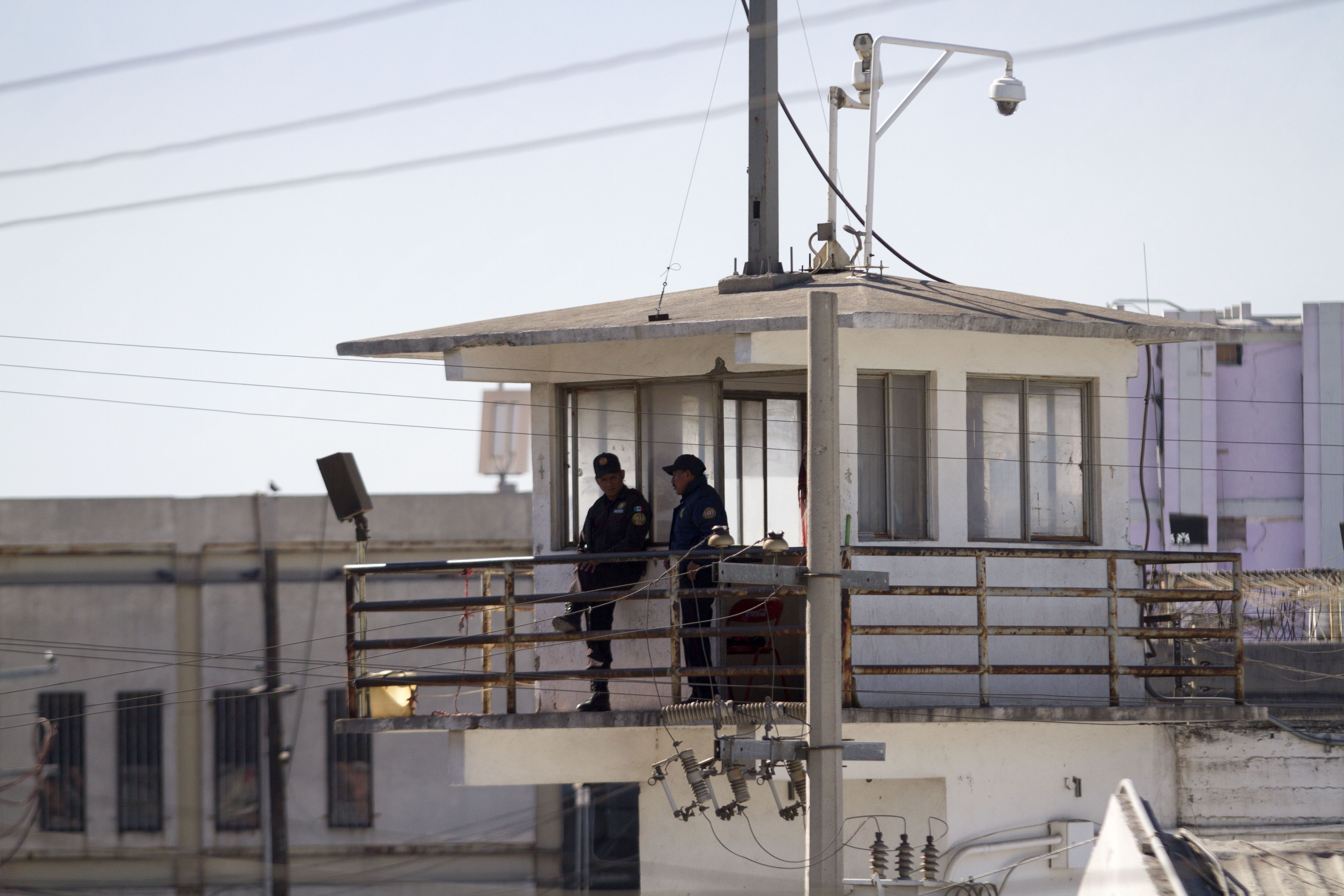 Trasladan a reos tras disturbios en Nuevo León