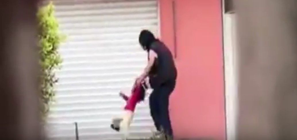 Video: graban a mujer pateando a niña de dos años Video: graban a mujer pateando a niña de dos años