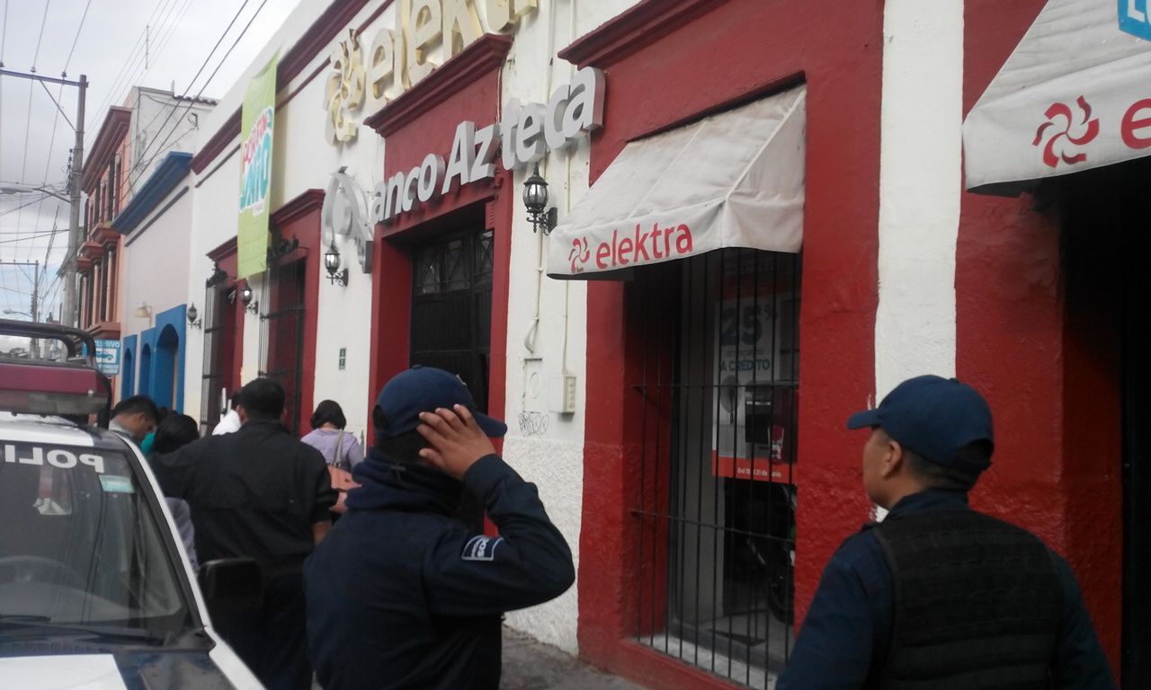 Saquean Elektra en centro de Oaxaca - oax-quad-2