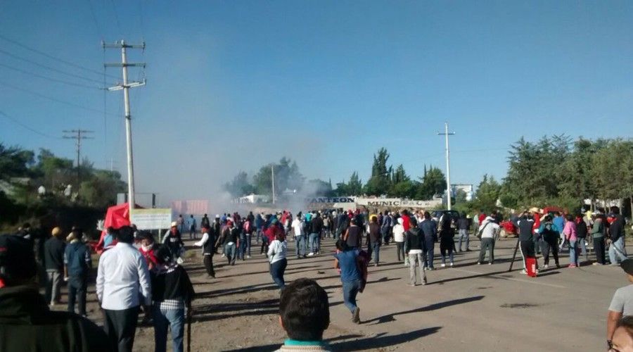 Enfrentamiento con la CNTE deja seis muertos, 53 civiles y 56 policías heridos Enfrentamiento con la CNTE deja seis muertos, 53 civiles y 56 policías heridos