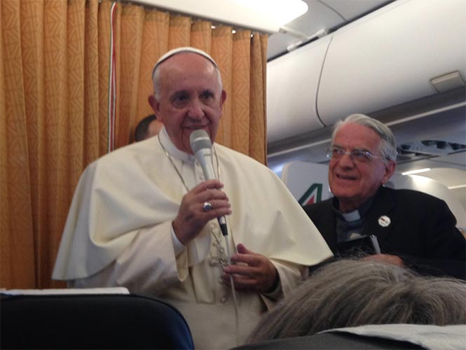 Grupos marginados por la Iglesia merecen una disculpa: Papa Francisco - papa-avion