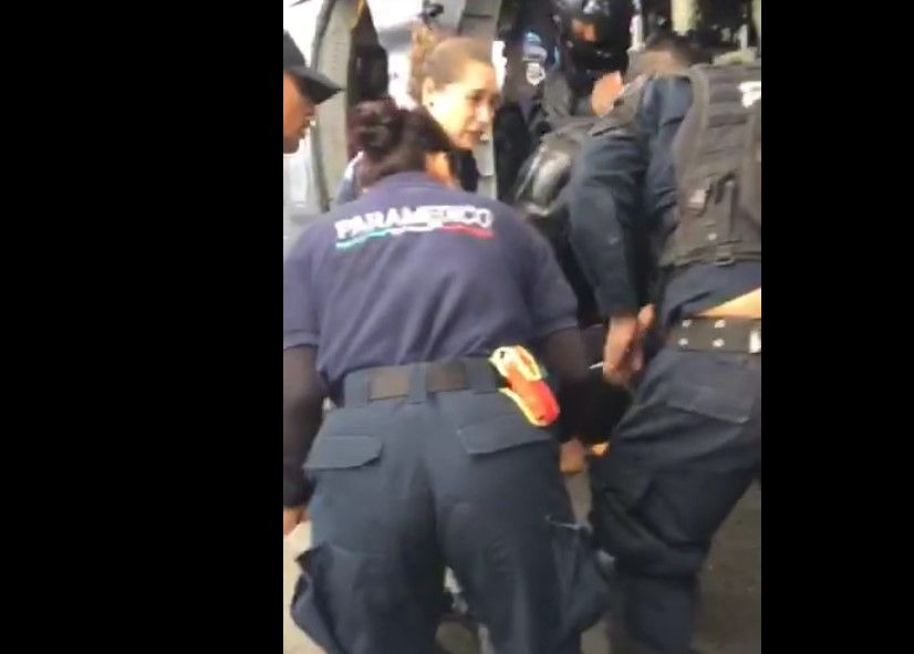 Paramédicos trasladan a persona herida en enfrentamiento Oaxaca