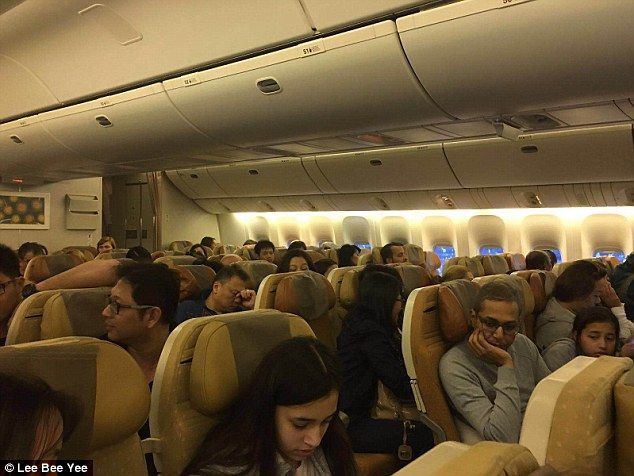 Vuelo de Singapore Airlines se incendia tras aterrizaje de emergencia - pasajeros-avion-fuego