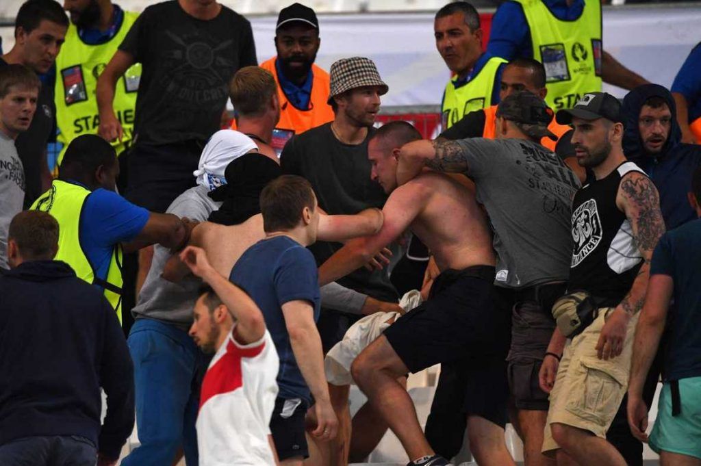 UEFA amenaza con expulsar a Rusia de la Euro - pelea-estadio-rusia-1-1024x681