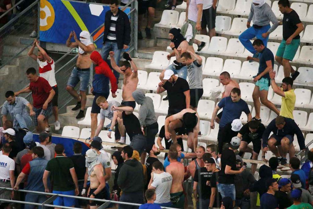 UEFA amenaza con expulsar a Rusia de la Euro - pelea-estadio-rusia-2-1024x683