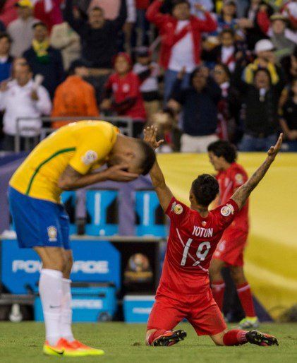 Perú elimina a Brasil con polémico gol - peru-brasil