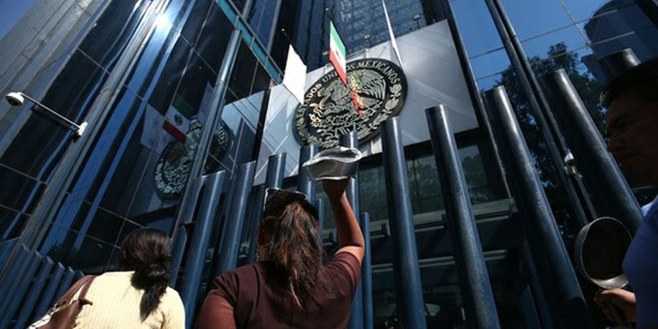 Se reúnen padres de los 43 con Arely Gómez