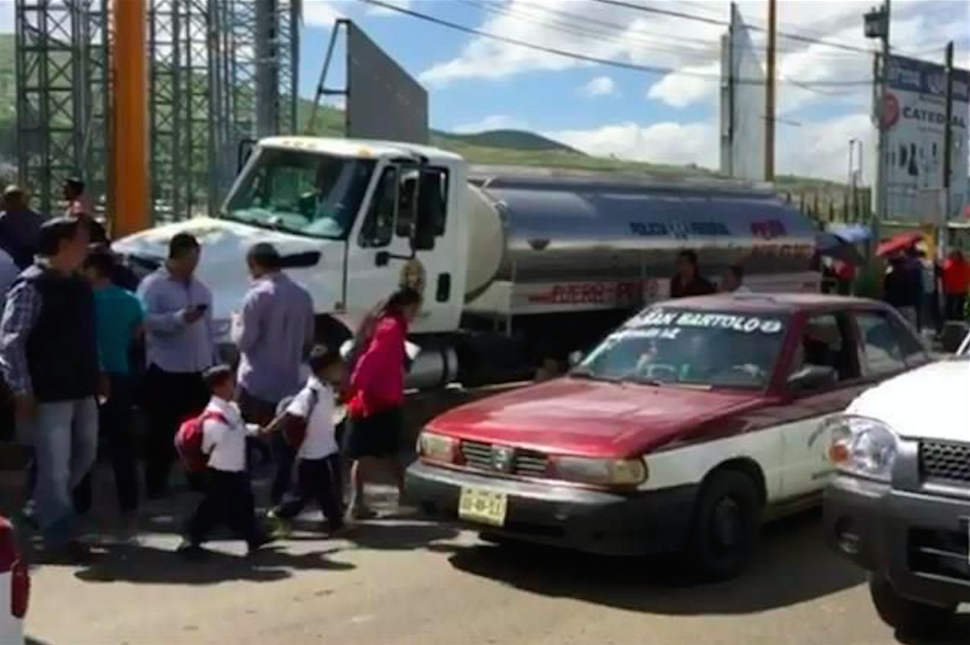 CNDH desaprueba humillación contra policías retenidos en Oaxaca