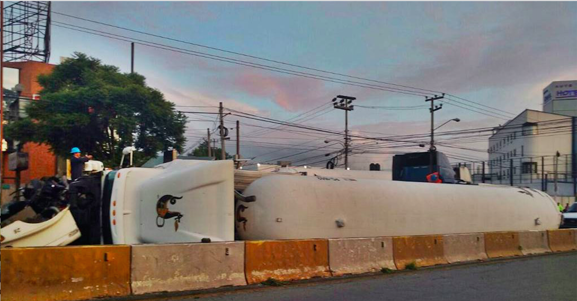 Pipa de gas vuelca en Tlalnepantla