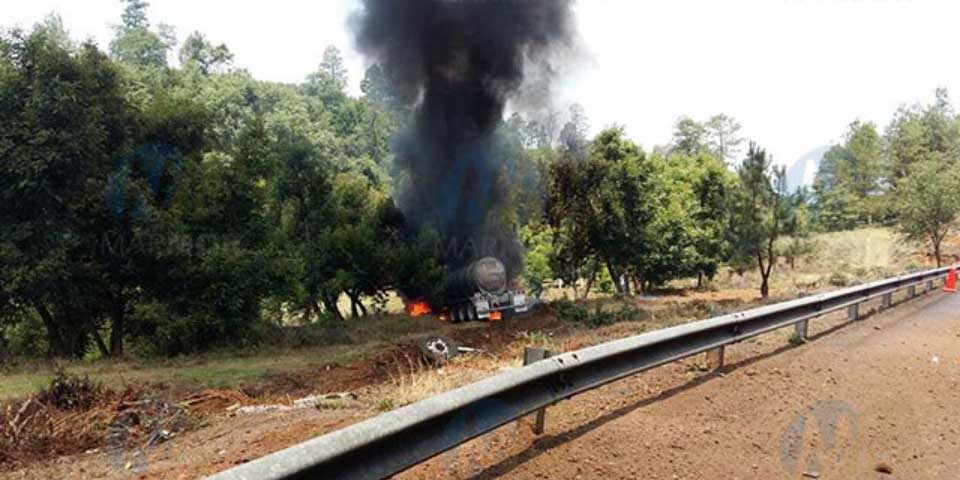Mueren ocho por choque de pipa con auto en Michoacán