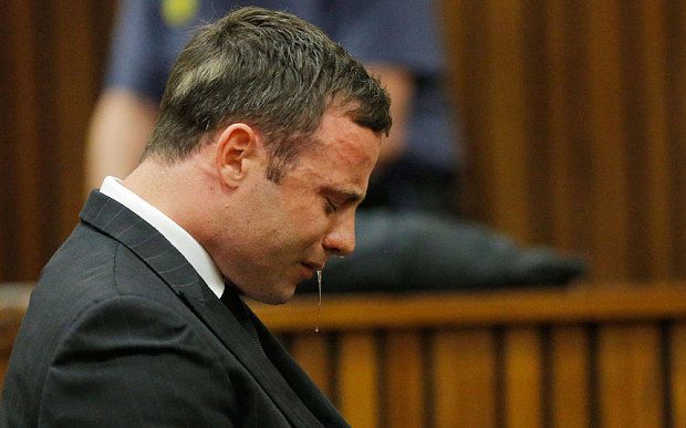 Video: Oscar Pistorius camina sobre sus muñones para reducir su sentencia - pistorios