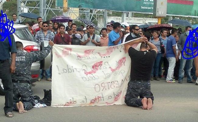 Maestros liberan a policías humillados en Oaxaca