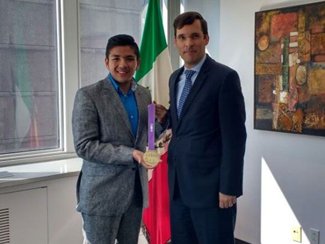 Estudiante mexicano galardonado en Canadá por fertilizante hecho de orina