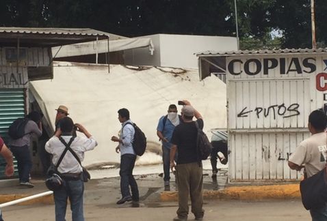 Maestros atacan la sede del IEEPO y a los policías estatales que la cuidan