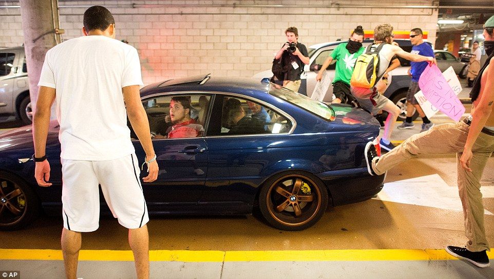 Agreden y lanzan huevos a seguidores de Donald Trump - protestas-trump-13