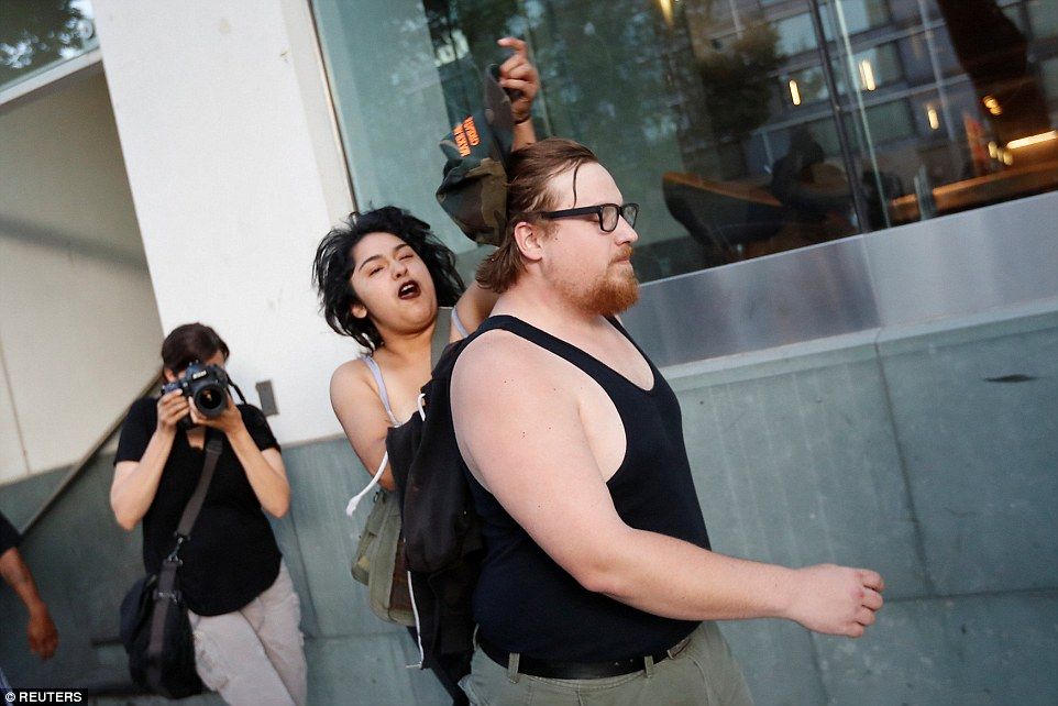 Agreden y lanzan huevos a seguidores de Donald Trump - protestas-trump-4