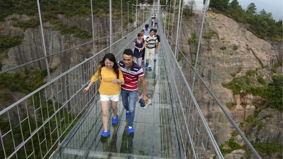 Video: reportero prueba nuevo puente de cristal