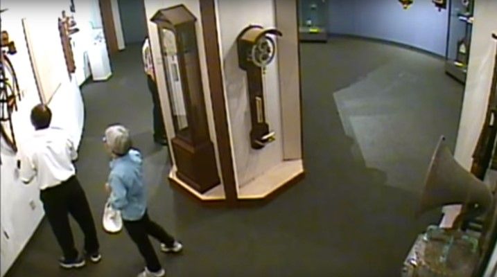 Video: hombre rompe reloj de museo al intentar hacerlo funcionar