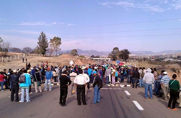 Continúan más de 20 bloqueos de la CNTE en carreteras de Oaxaca - rep-bloqueo-cnte-muerte1