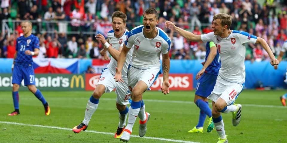 Suspenden partido de la Euro por lanzamiento de bengalas - republica-checa