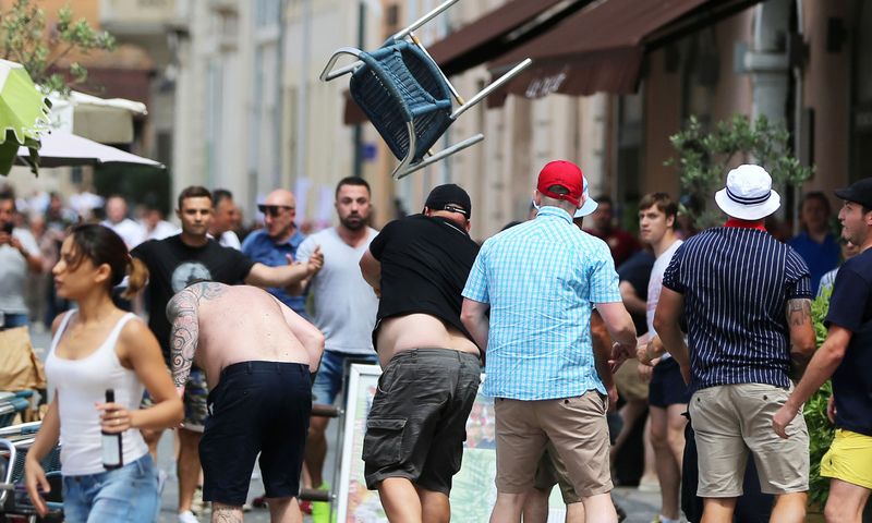 Video: rusos e ingleses se enfrentan tras partido en Eurocopa