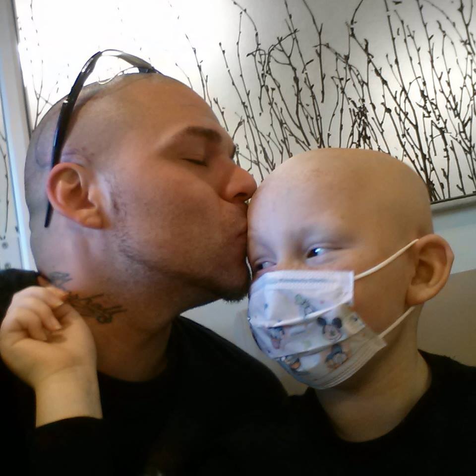 Hombre se tatúa la misma cicatriz que le dejó el cáncer a su hijo - scar-tattoo3