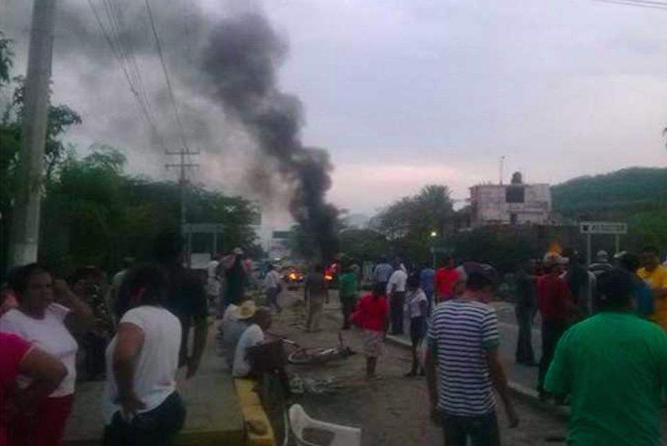 Policías desalojan a manifestantes de bloqueos carreteros en Oaxaca