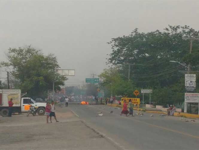 Policías desalojan a manifestantes de bloqueos carreteros en Oaxaca - sección-22-Patricia-Biseño