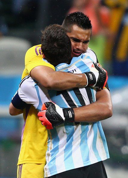 Argentinos piden a Messi no dejar la selección - sergio-romero-lionel-messi
