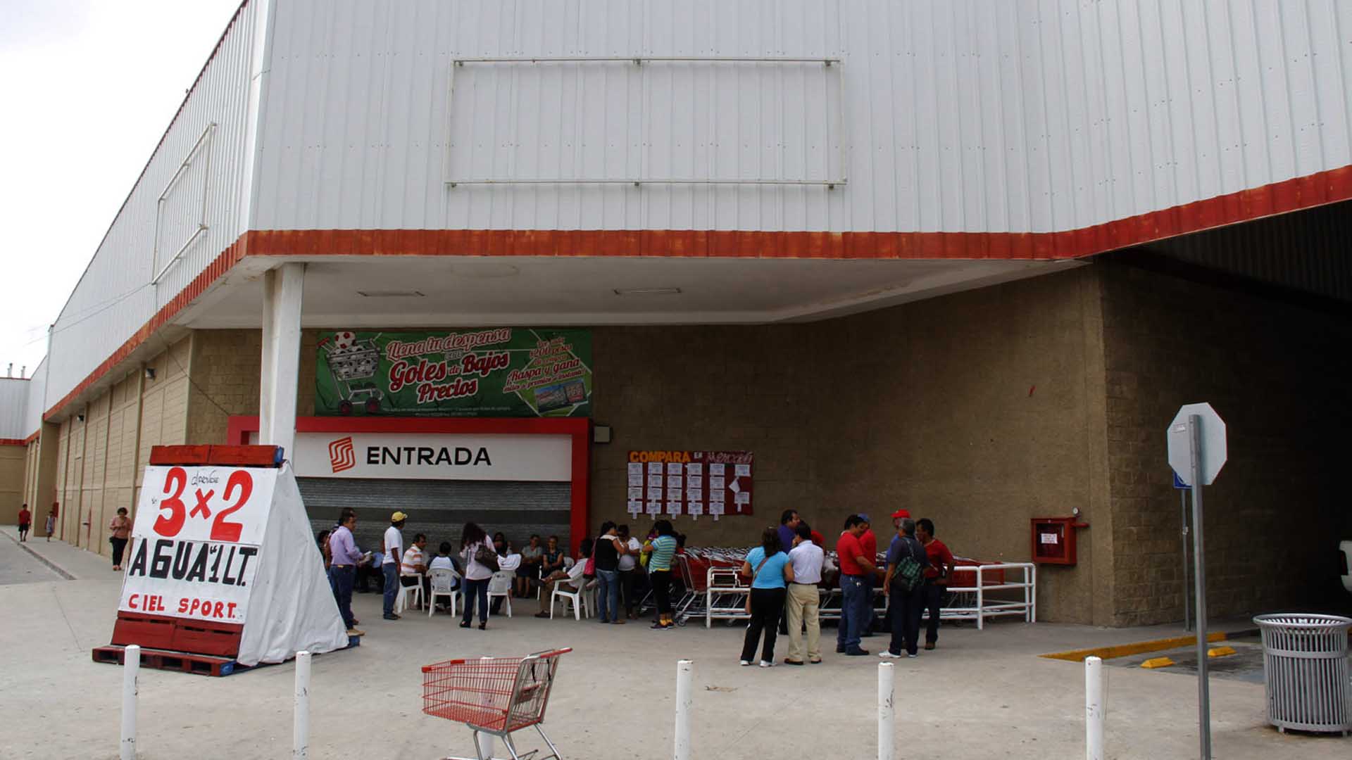Roban artículos de Soriana durante bloqueo de la CNTE en Oaxaca
