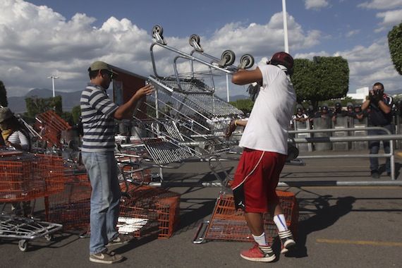 Roban artículos de Soriana durante bloqueo de la CNTE en Oaxaca - soriana-4