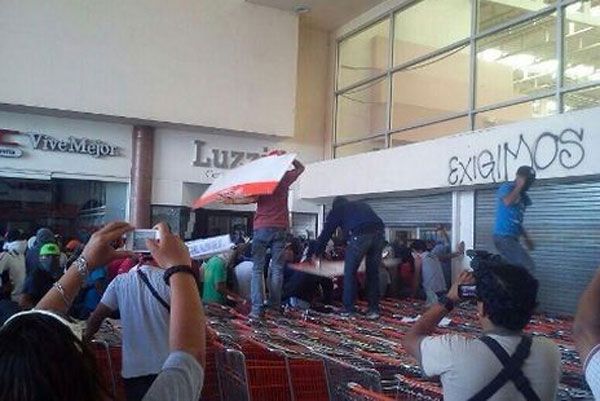 Roban artículos de Soriana durante bloqueo de la CNTE en Oaxaca - soriana-CNTE-